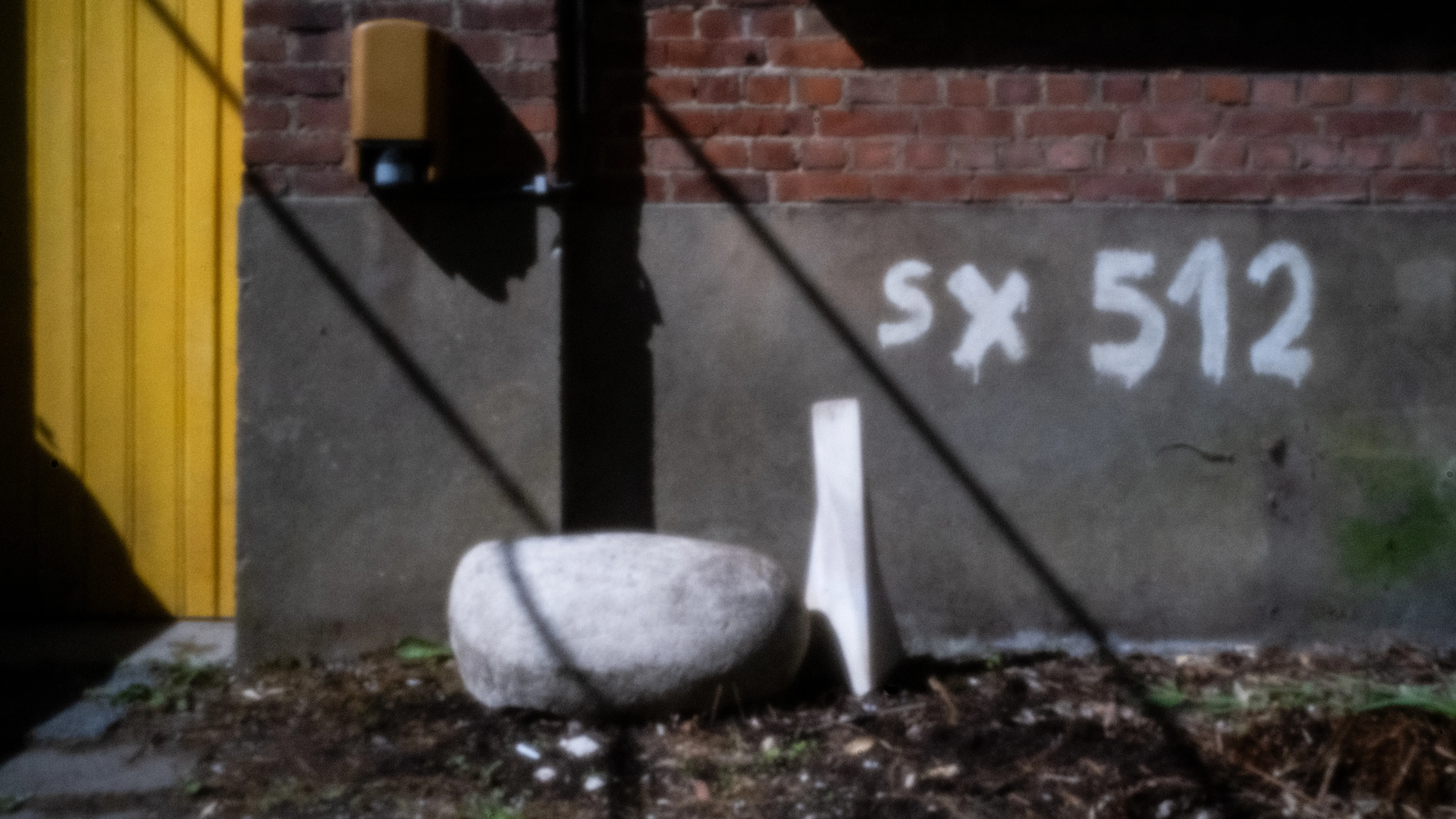 Wall with the inscription sx 512 and an abandoned tub
