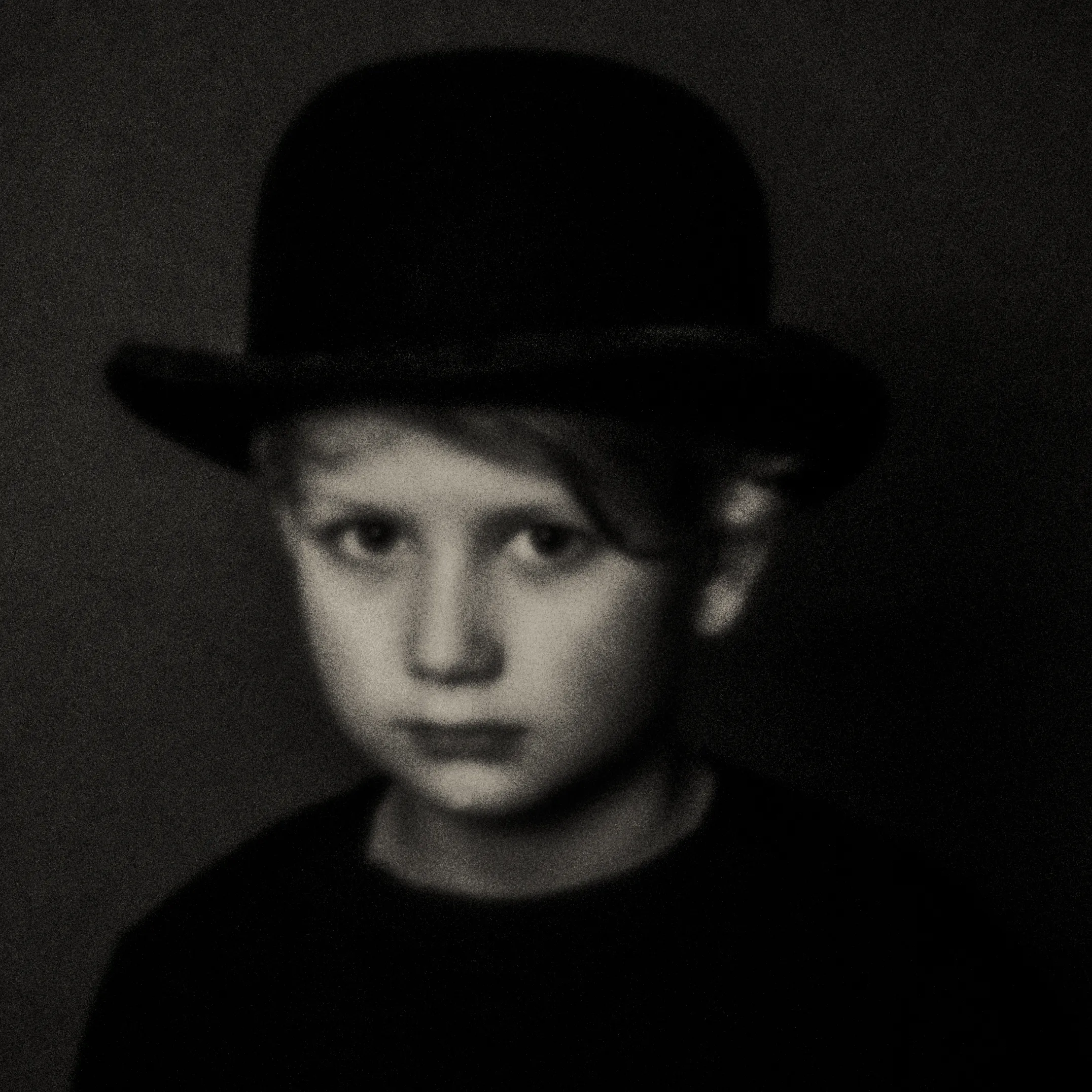 Pinhole-portret van een jongen met bolhoed, ernstige blik
