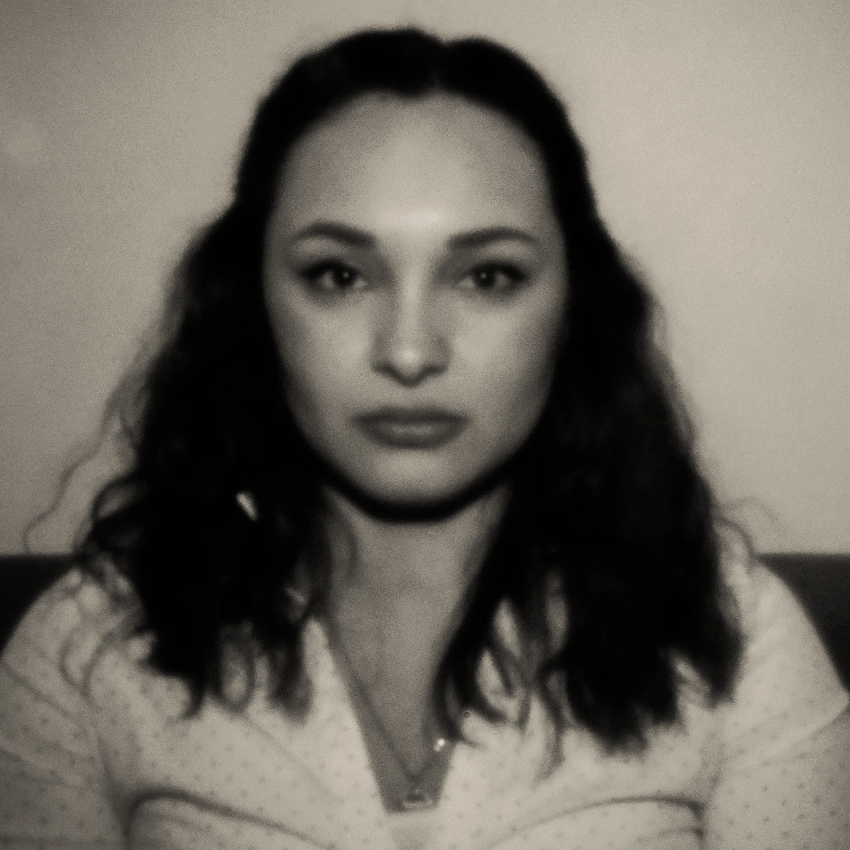 Pinhole-portret van een vrouw in witte blouse, frontaal