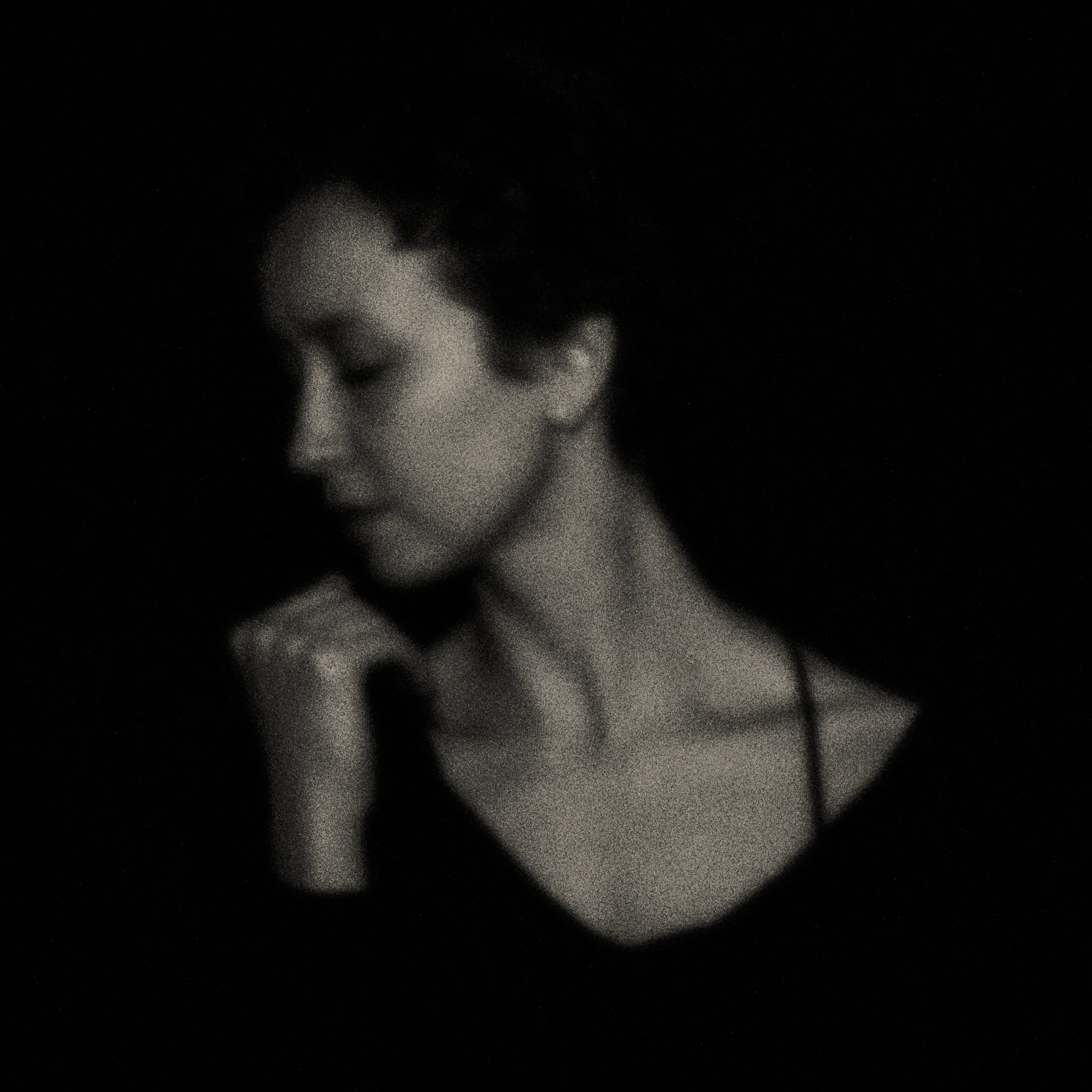Pinhole-portret van een vrouw in profiel, hand onder de kin