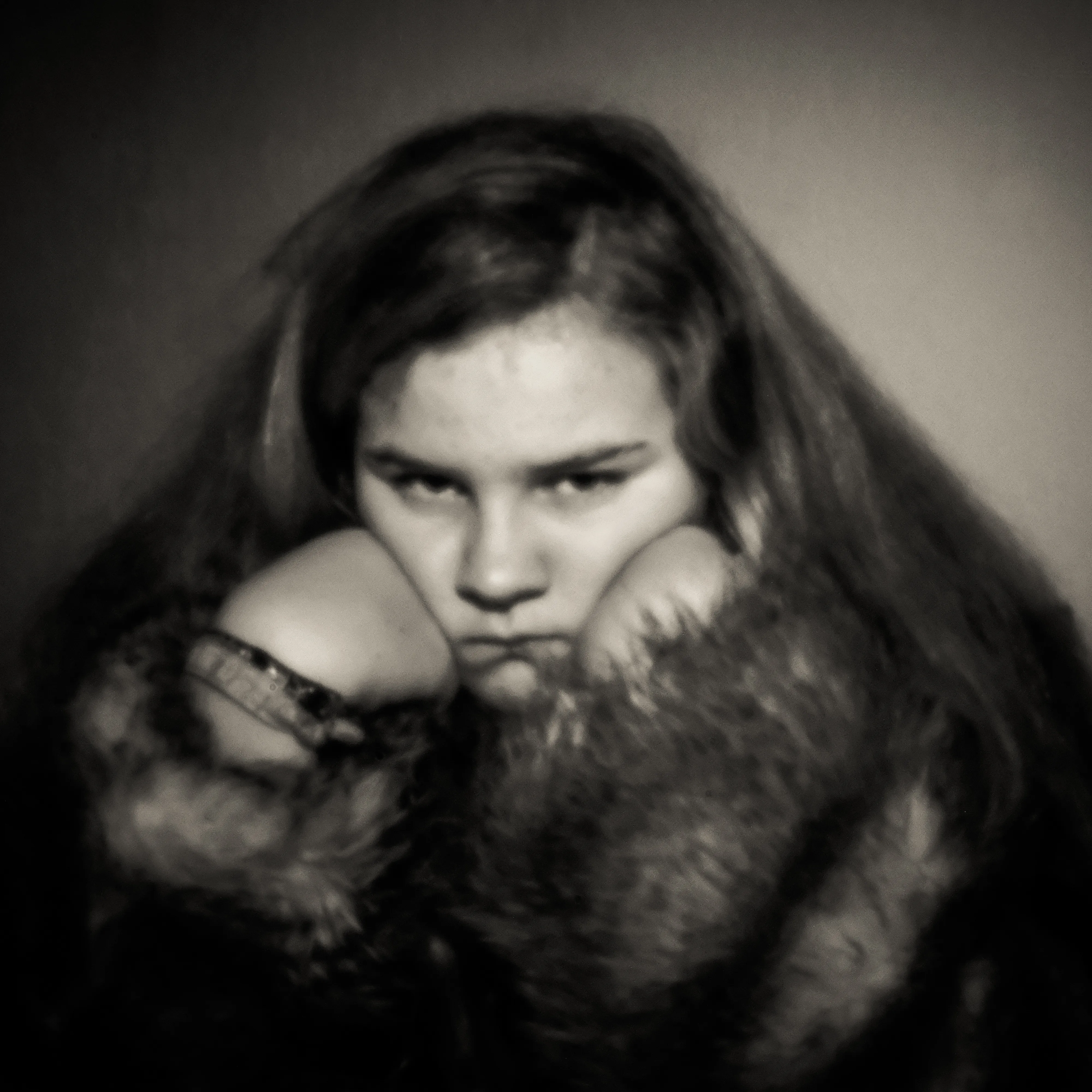 Pinhole-portret van een meisje in een bontkraag, kin op de handen