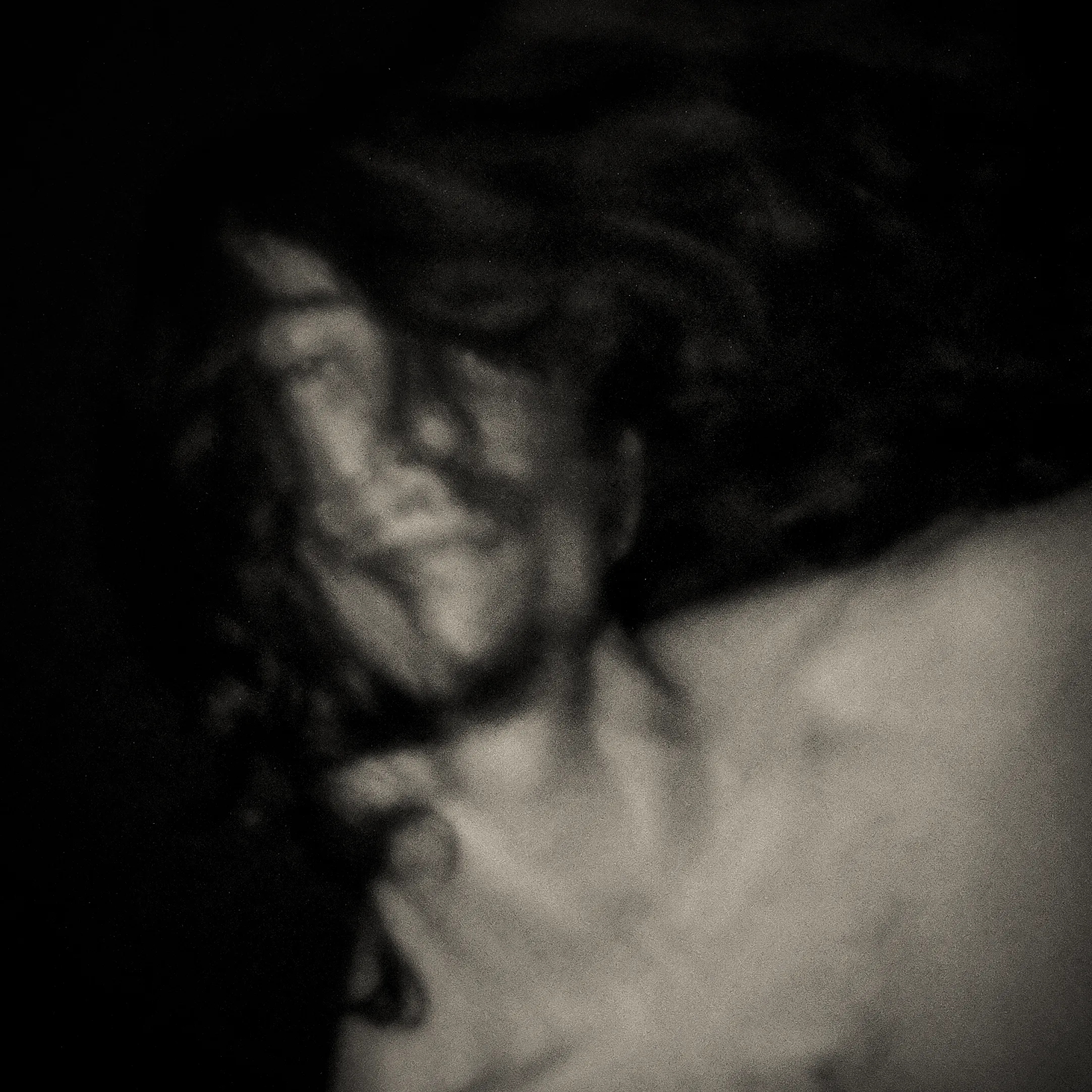 Pinhole-portret van een man met lang haar, in beweging vervaagd