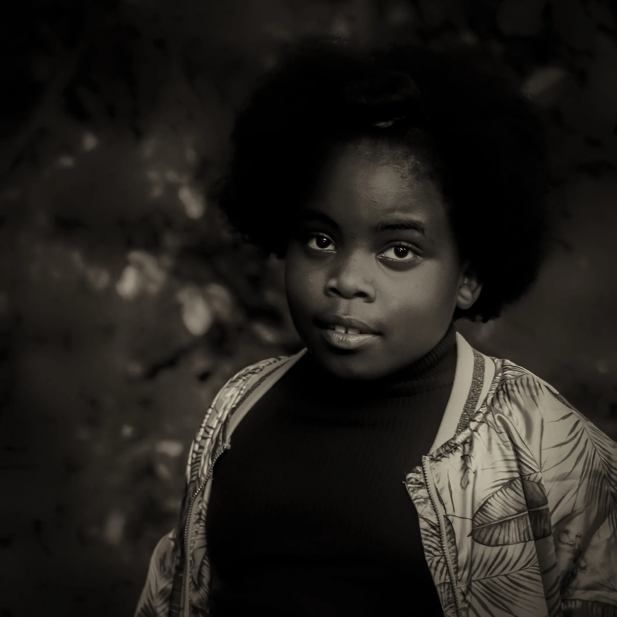 Donker getint portret van een kind met een lichte jas